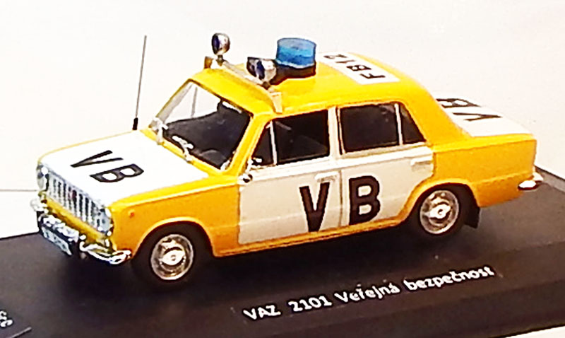 1:43 VAZ 2101 VB, přídavné majáky, ruční práce