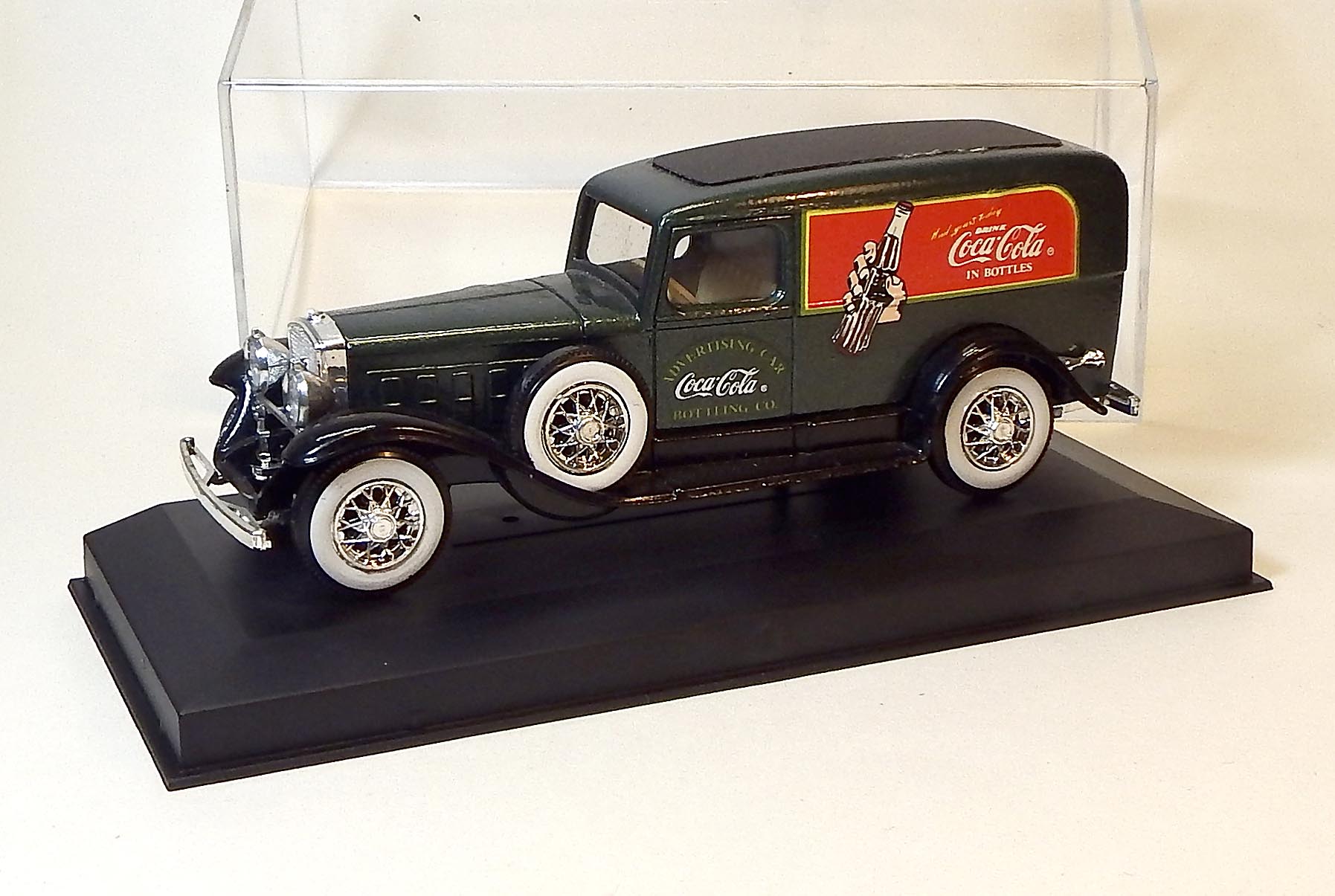 1:43 Cadillac "Coca-Cola" Van, bazar - Solido