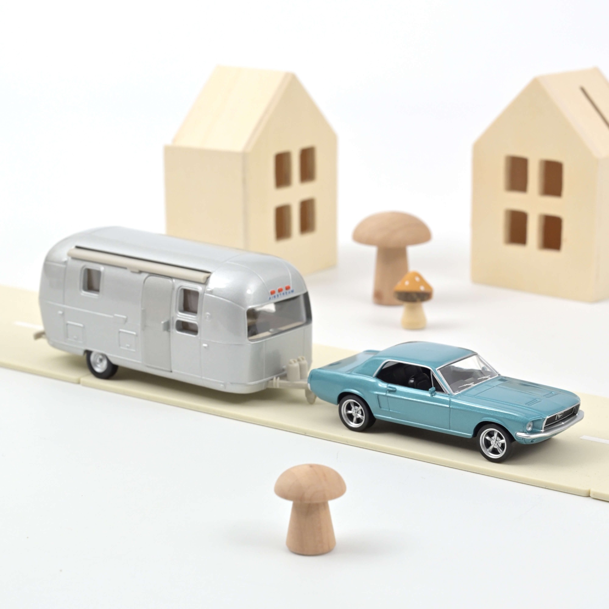 1:43 Ford Mustang 1968 Blue metallic and Airstream Caravan Jet-car - Norev