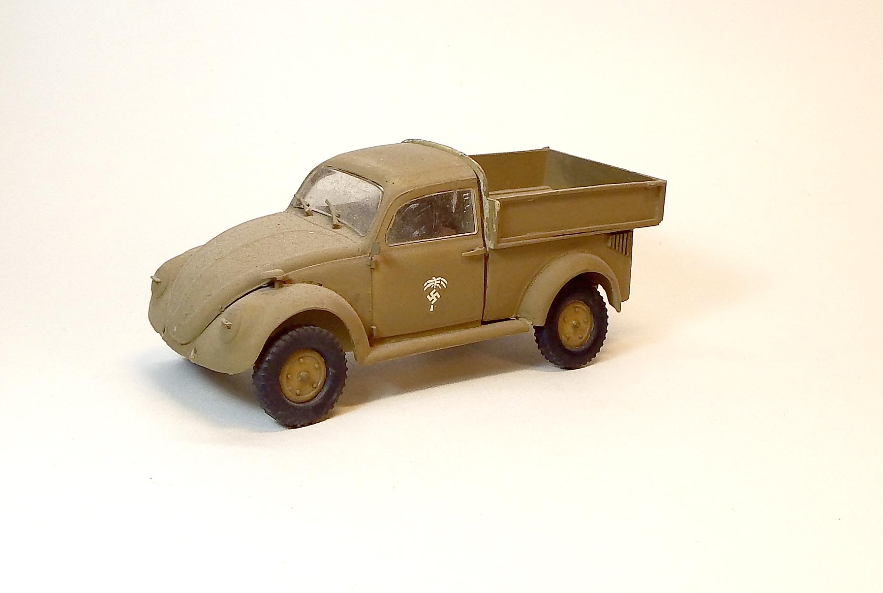 1:35 Volkswagen 825 Pick-up, bazar, postavený model, bez krabičky - Italeri
