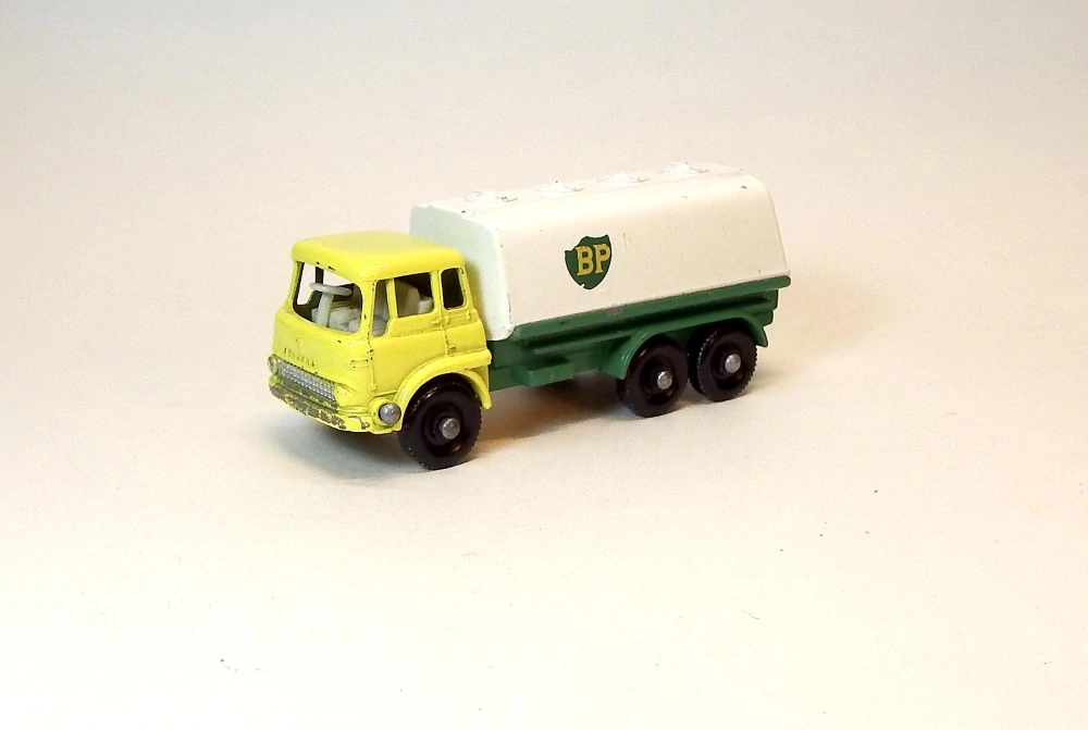 MB-25 Petrol Tanker, bazar, bez krabičky - Matchbox