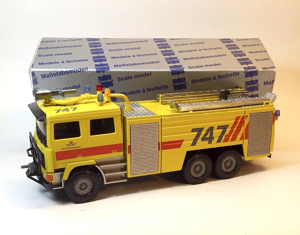 1:50 Volvo F12, bazar - Conrad