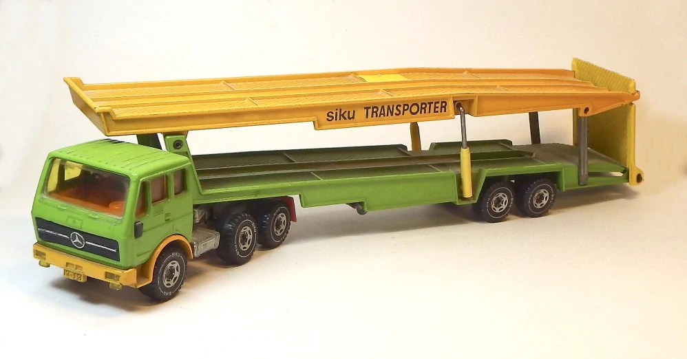 1:55 Mercedes Autotransporter, bazar - Siku