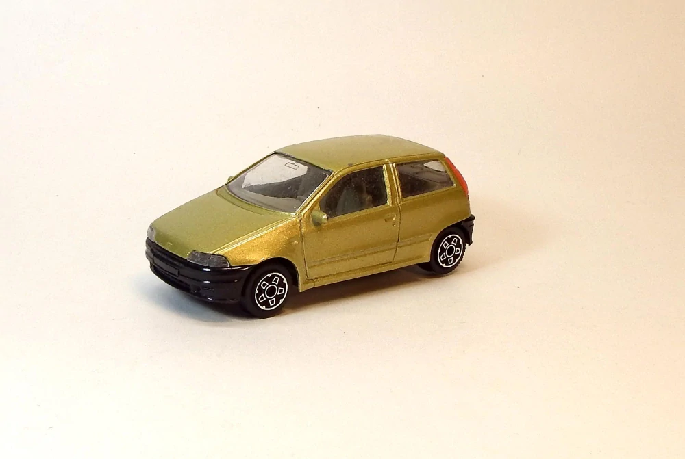 1:43 Fiat Punto, bazar - Bburago