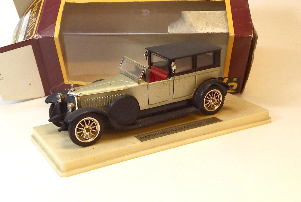 1:43 1925 Panhard-Levassor, bazar - Solido