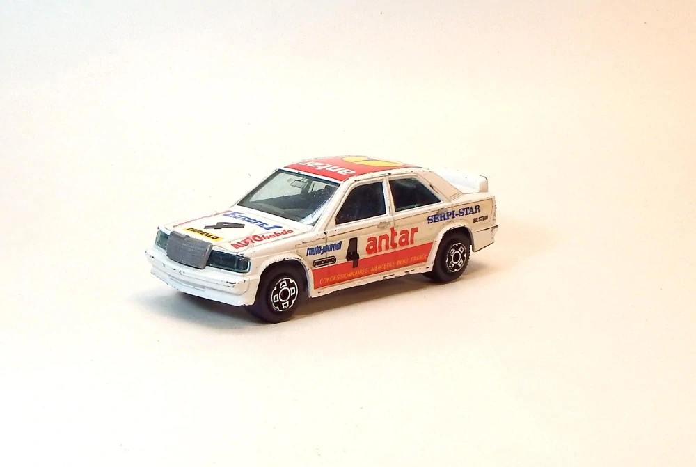 1:43 Mercedes 190E, bazar - Bburago