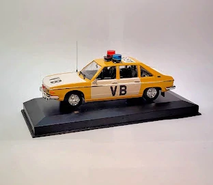 1:43 Tatra 613 VB, ruční práce, majáky na rampě modrý, červený