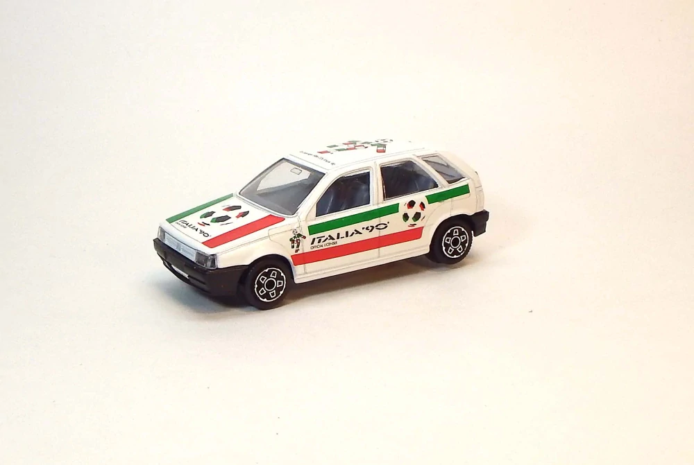 1:43 Fiat Tipo, bazar - Bburago