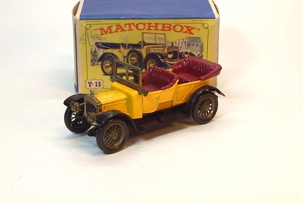 Y-13 1911 Daimler, bazar, poškozená krabička - Matchbox Yesteryear