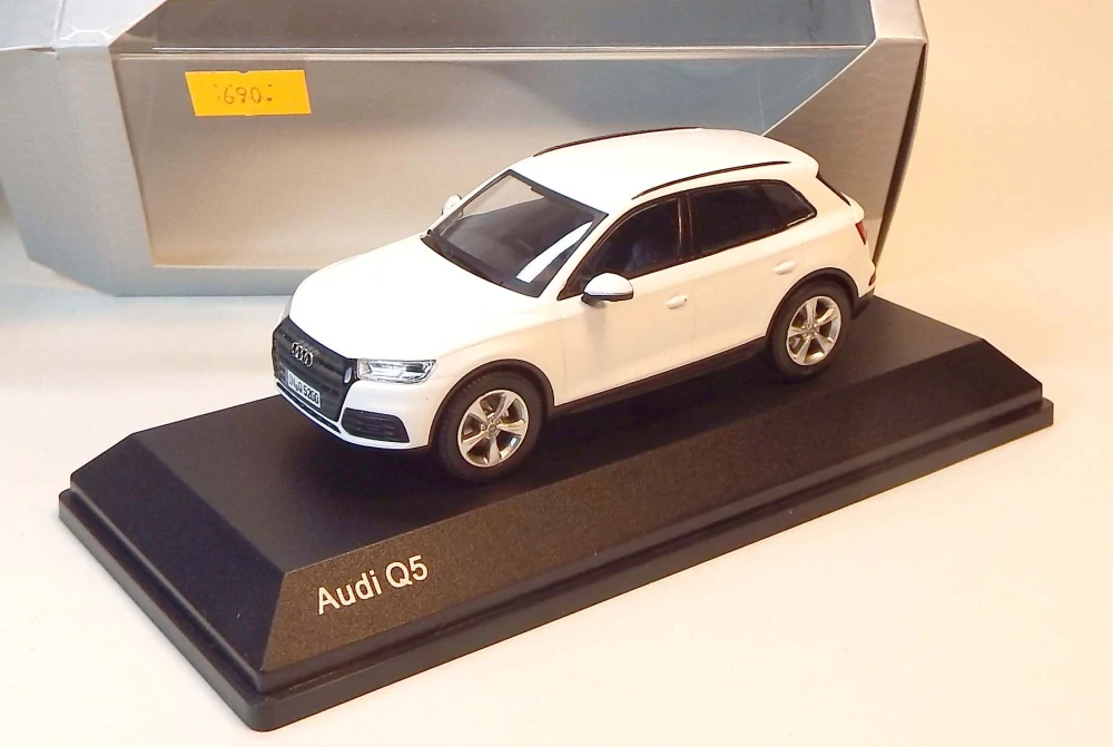 1:43 Audi Q5, bazar - Audi Collection