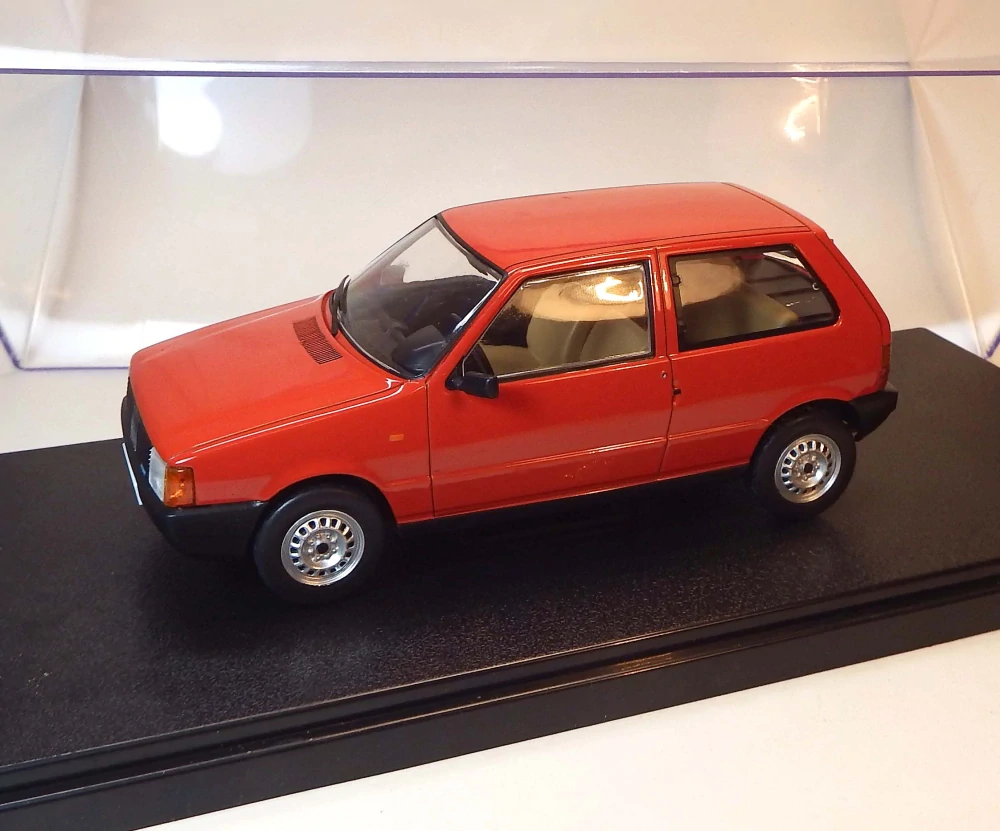 1:24 Fiat Uno, bazar - DeAgostini