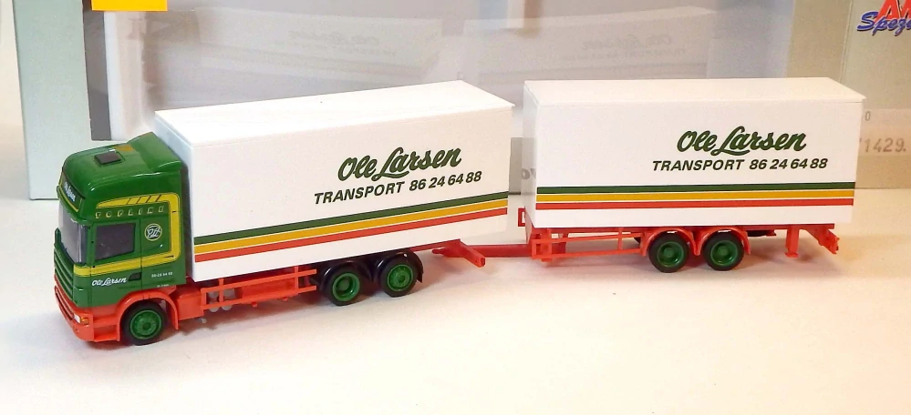 1:87 Kamion 124L 420, bazar - AWM