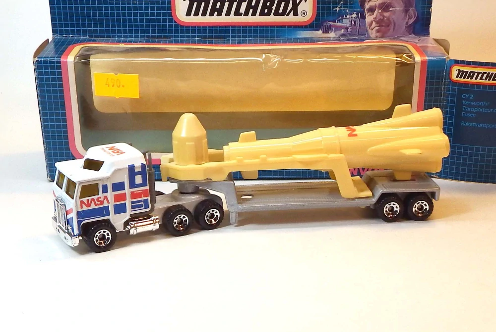 CY-2 Tahač Kenworth + návěs + raketa, bazar - Matchbox Convoy