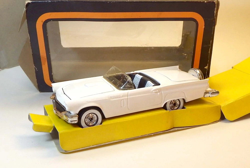 1:43 1957 Ford Thunderbird, bazar - Corgi