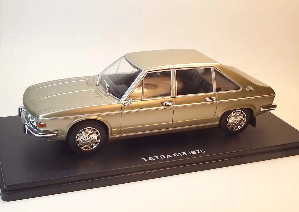 1:24 1975 Tatra 613, bazar - DeAgostini
