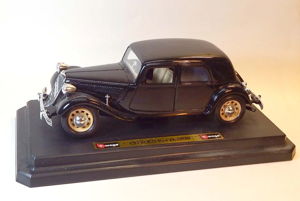 1:24 Citroën 15CV TA, bazar - Bburago