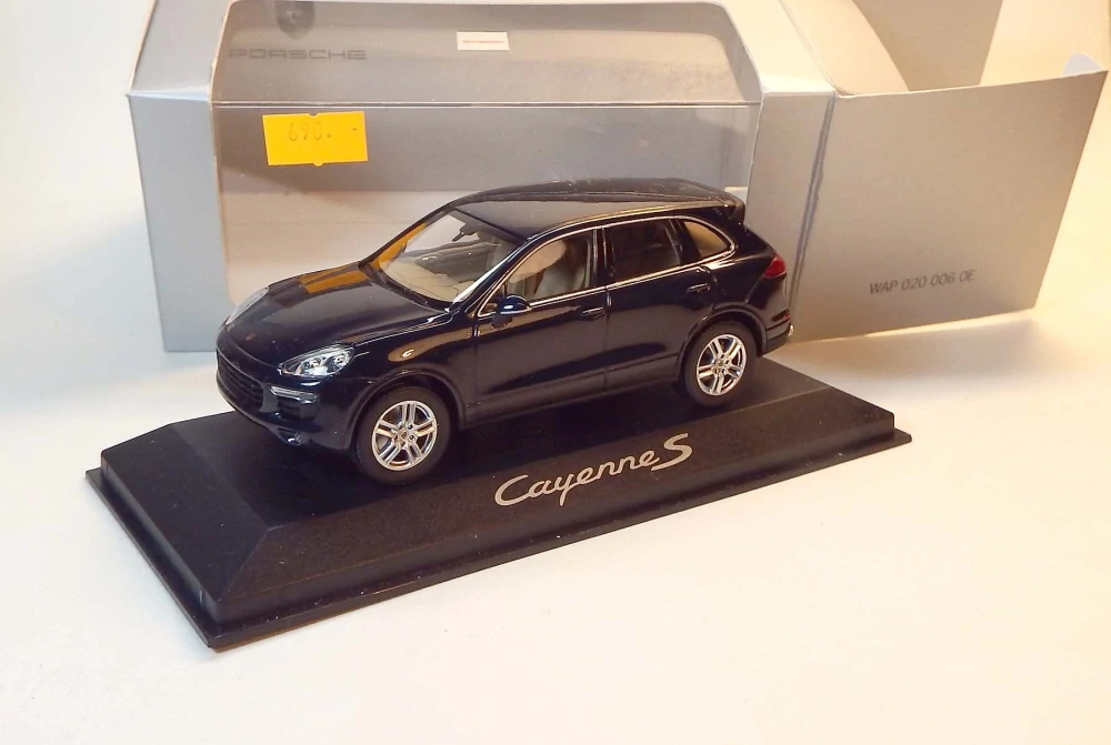 1:43 Porsche Cayenne S, bazar - Minichamps