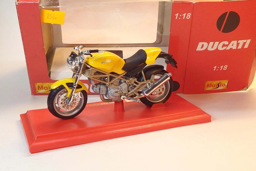 1:18 Ducati Monster 900, bazar - Maisto