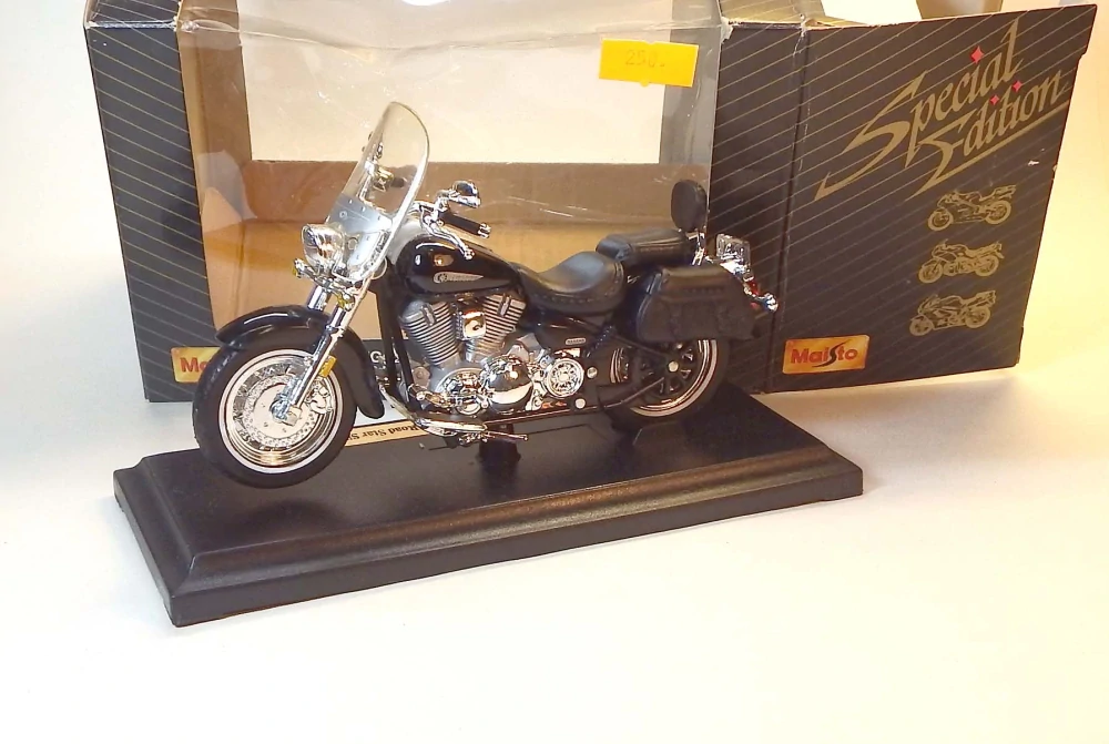 1:18 2001 Yamaha Road Star Silverado, bazar - Maisto