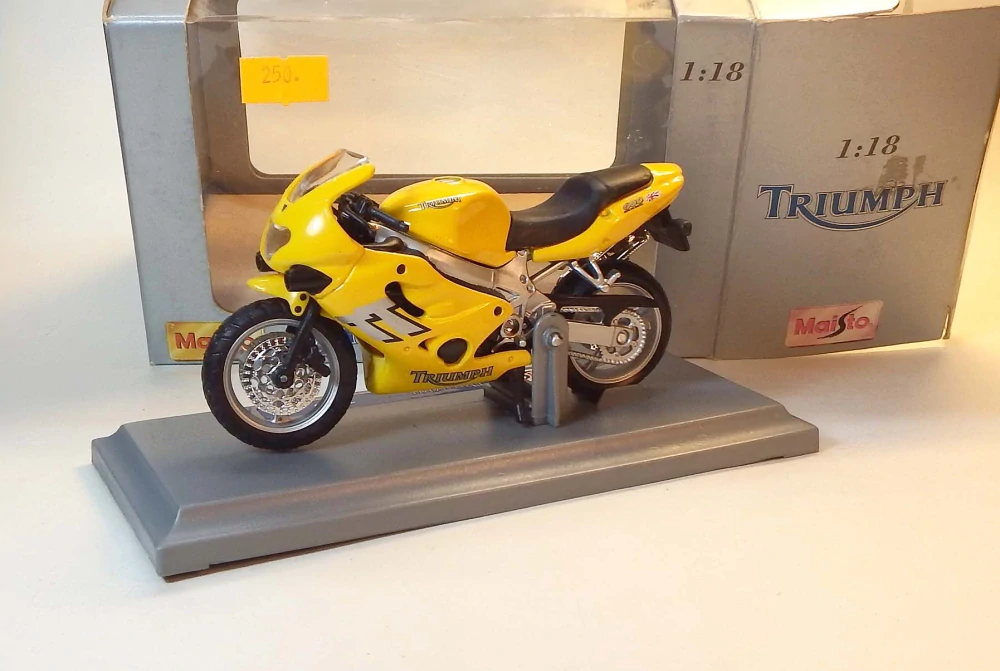 1:18 Triumph TT600, bazar - Maisto