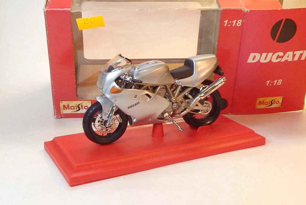1:18 Ducati Supersport 900FE, bazar - Maisto