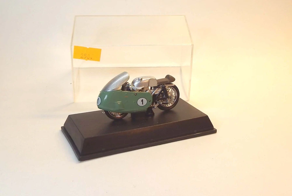 1:32 1955-1957 Moto Guzzi 8 Cilindri, bazar - New Ray