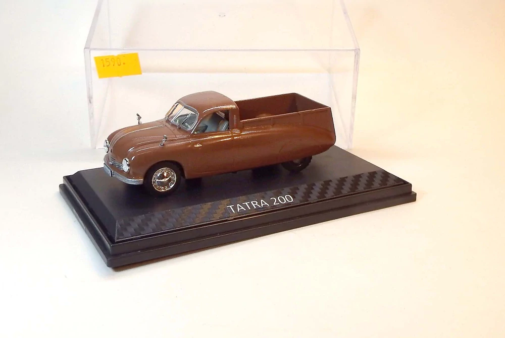 1:43 Tatra 200, ruční práce