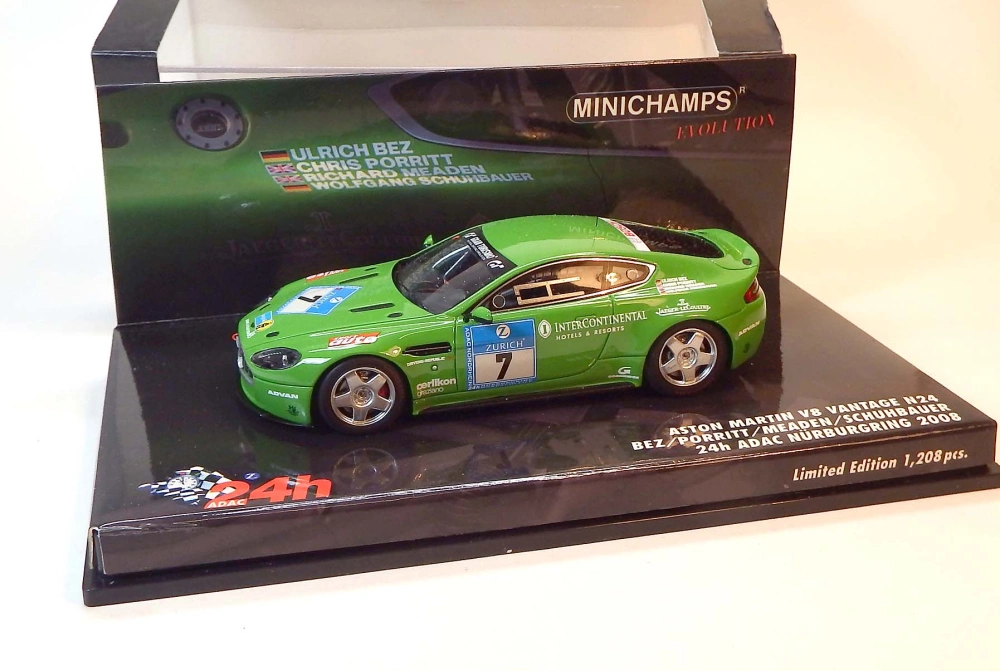 1:43 2008 Aston Martin V8, bazar - Minichamps