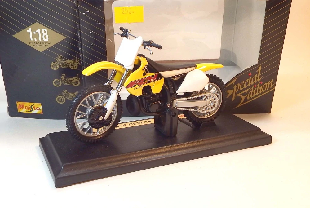 1:18 Suzuki RM250, bazar - Maisto