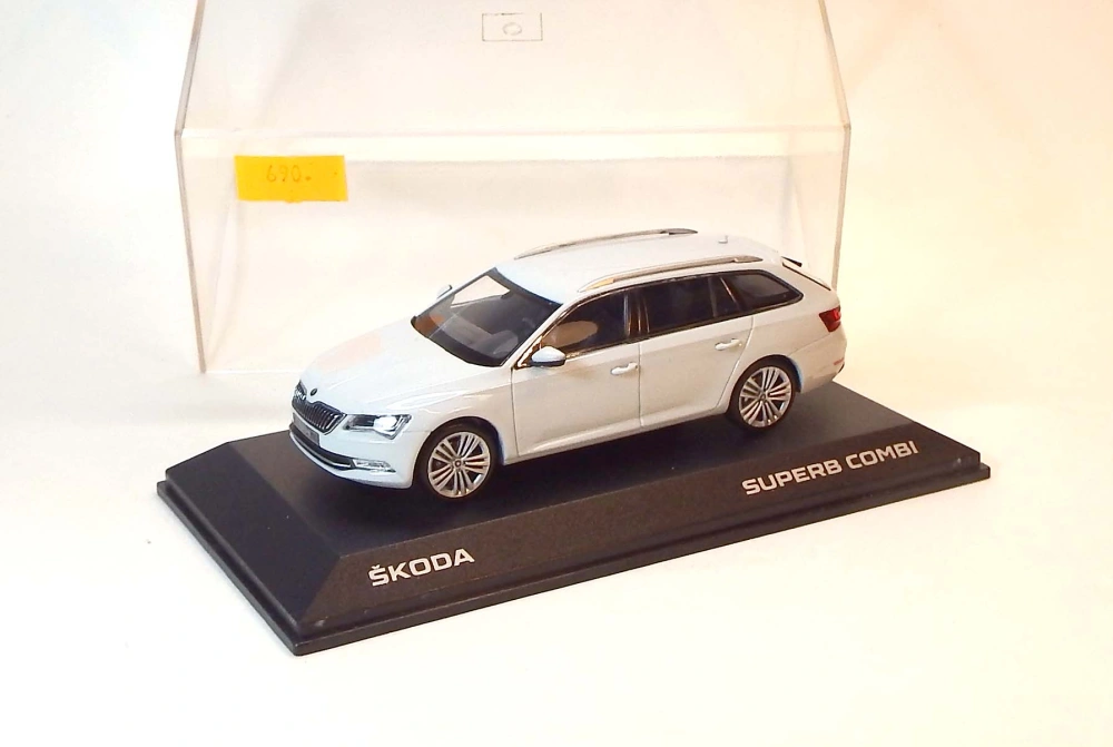 1:43 Škoda Superb Combi, bazar