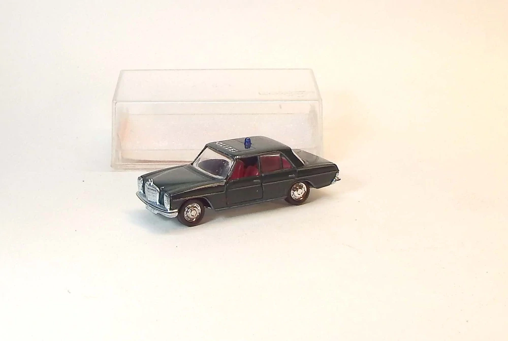 1:66 Mercedes-Benz 200, bazar - Schuco