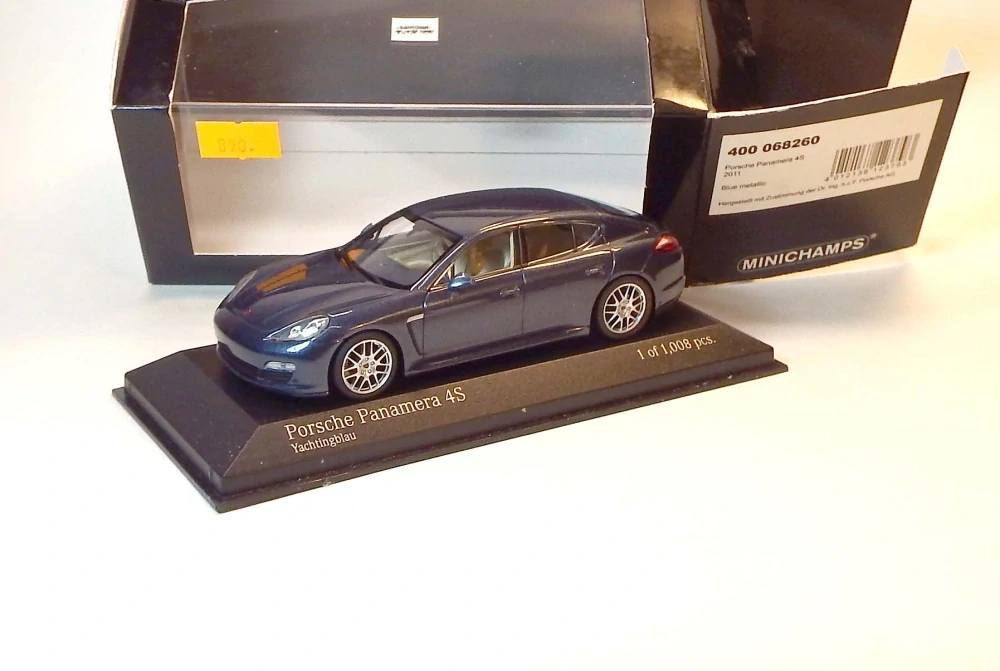 1:43 2011 Porsche Panamera 4S, bazar - Minichamps