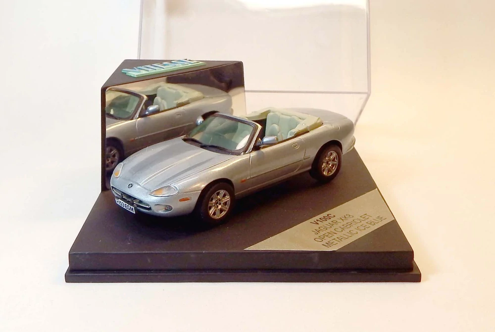 1:43 Jaguar XK8, bazar - Vitesse