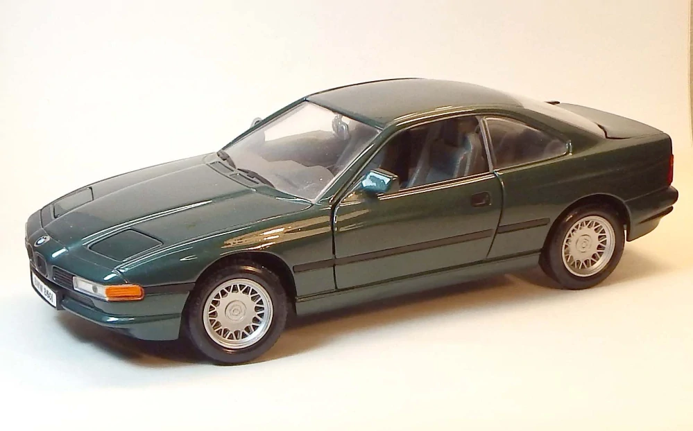 1:18 BMW 850i, bazar - Road Legends