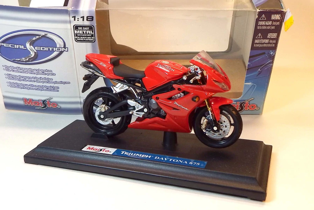 1:18 Triumph Daytona 675, bazar - Maisto