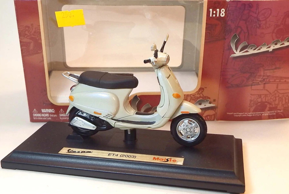 1:18 2003 Vespa ET4, bazar - Maisto