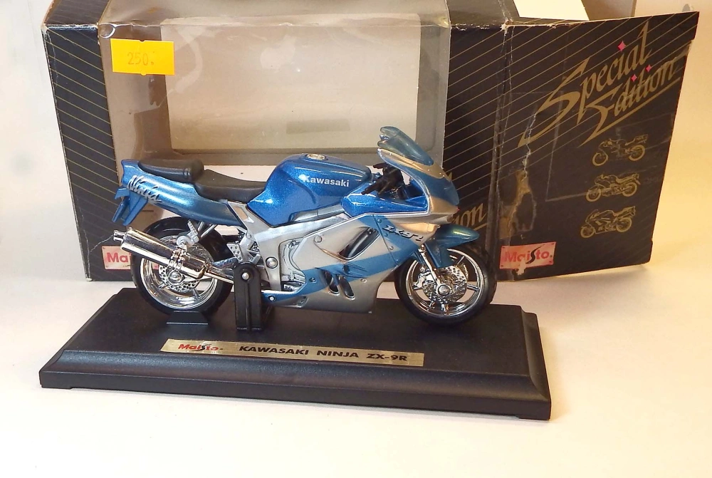 1:18 Kawasaki Ninja ZX-9R, bazar - Maisto