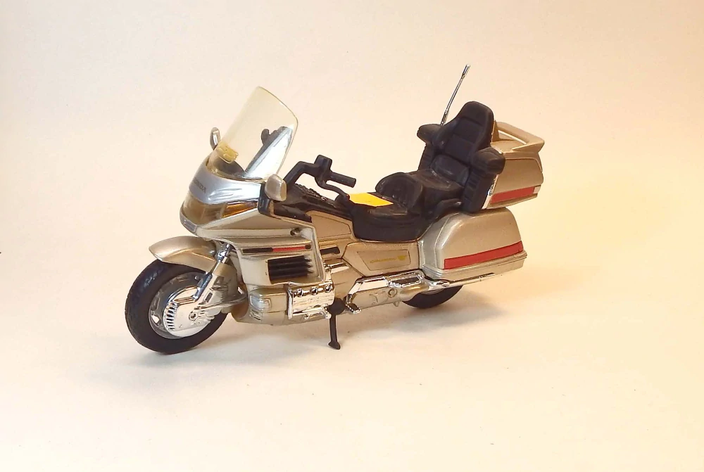 1:18 Honda Gold Wing 1500, bazar - Maisto