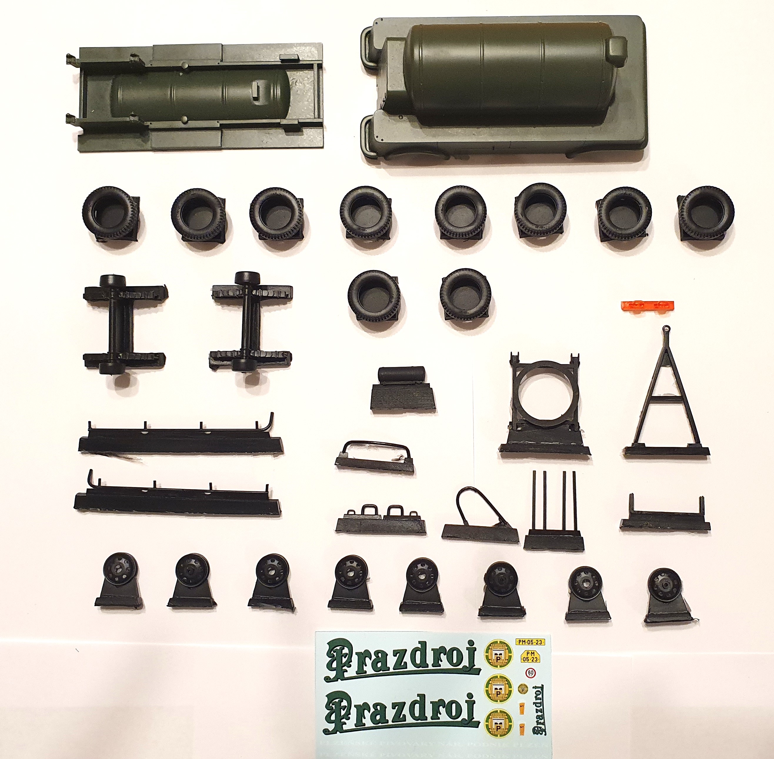 1:43 Cisternový vlek CV-3, Prazdroj, STAVEBNICE - MAC Distribution
