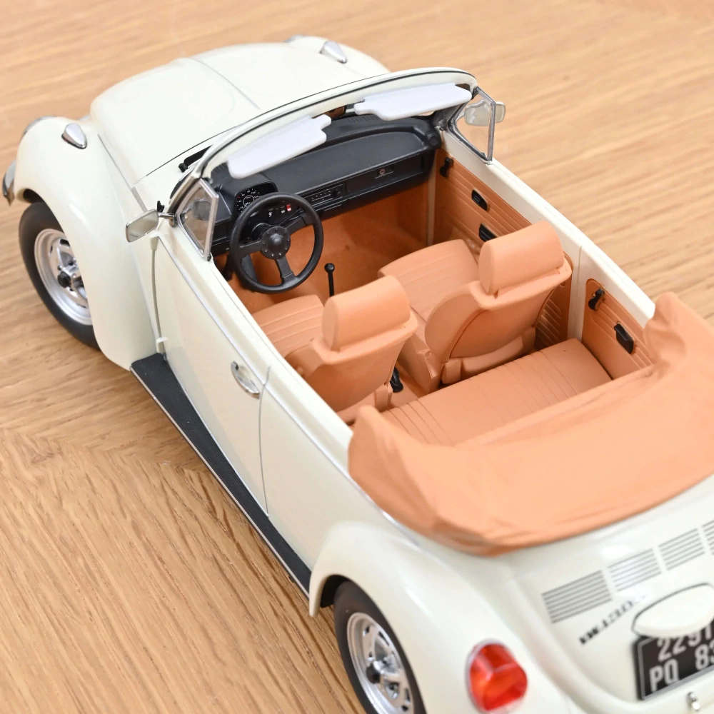 1:18 Volkswagen 1303 Cabriolet 1972, crema - Norev
