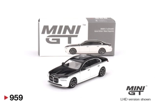 1:64 BMW i7 xDrive60 Alpine White / Black Sapphire - Mini GT