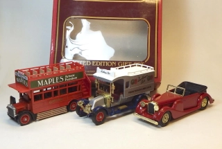 3 modely v setu  - 1938 Lagonda / Renault / 1922 AEC S Type Bus, bazar, limitovaná edice - Matychboy Yesteryear Gift Set