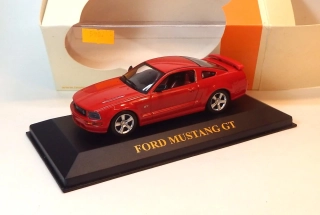 1:43 2005 Ford Mustang GT, bazar - ixo