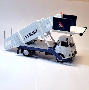 1:43 Avia A31 letištní schody "Malév", obtisky Modelgaraz.cz, ruční předělávka
