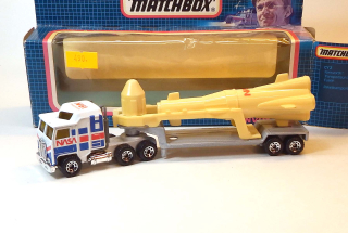 CY-2 Tahač Kenworth + návěs + raketa, bazar - Matchbox Convoy