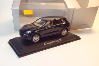 1:43 Porsche Cayenne S, bazar - Minichamps