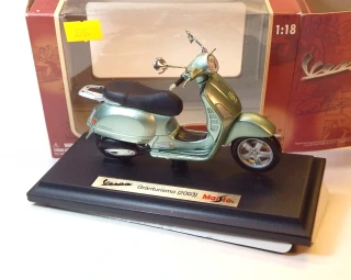 1:18 2003 Vespa Granturismo, bazar - Maisto