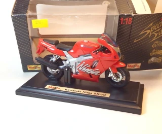 1:18 Kawasaki Ninja ZX-7R, bazar - Maisto