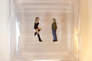 1:43 2 figurky - USA 70.léta, bazar