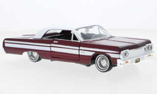 1:24 Chevrolet Impala, tmavěrudá metalíza, bílé pruhy - MotorMax